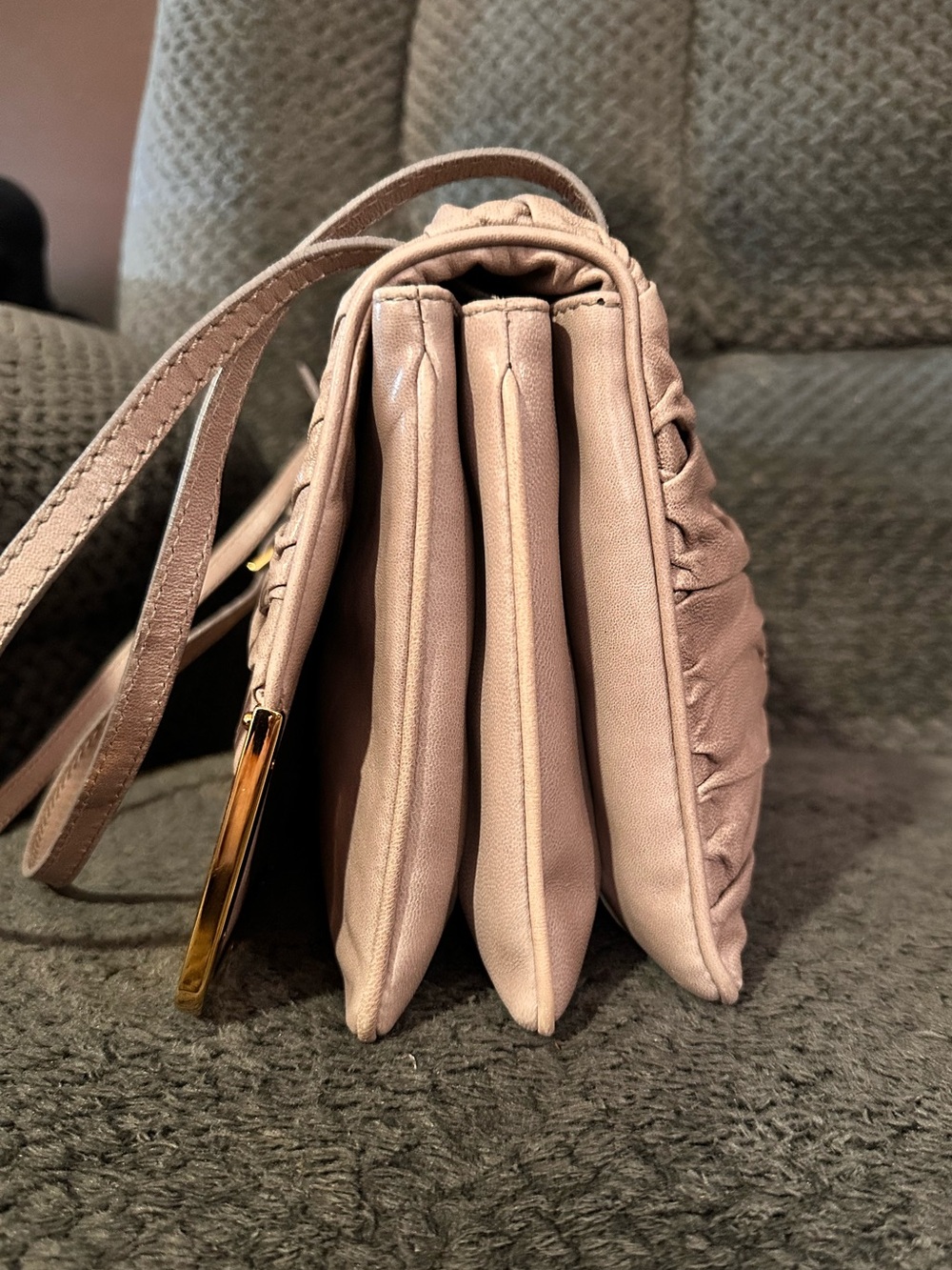 Beautiful BALLY Soft Ruched Lamb Leather Shoulder Bag in TAUPE with Gold Hardwar - Picture 13 of 15